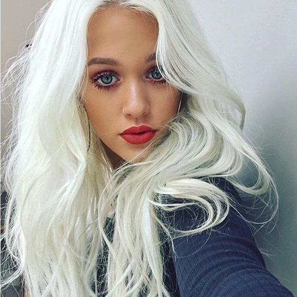 ✨ICE WHITE 26” WAVY LACE FRONT  WIG *NWT* ✨ - Picture 1 of 7